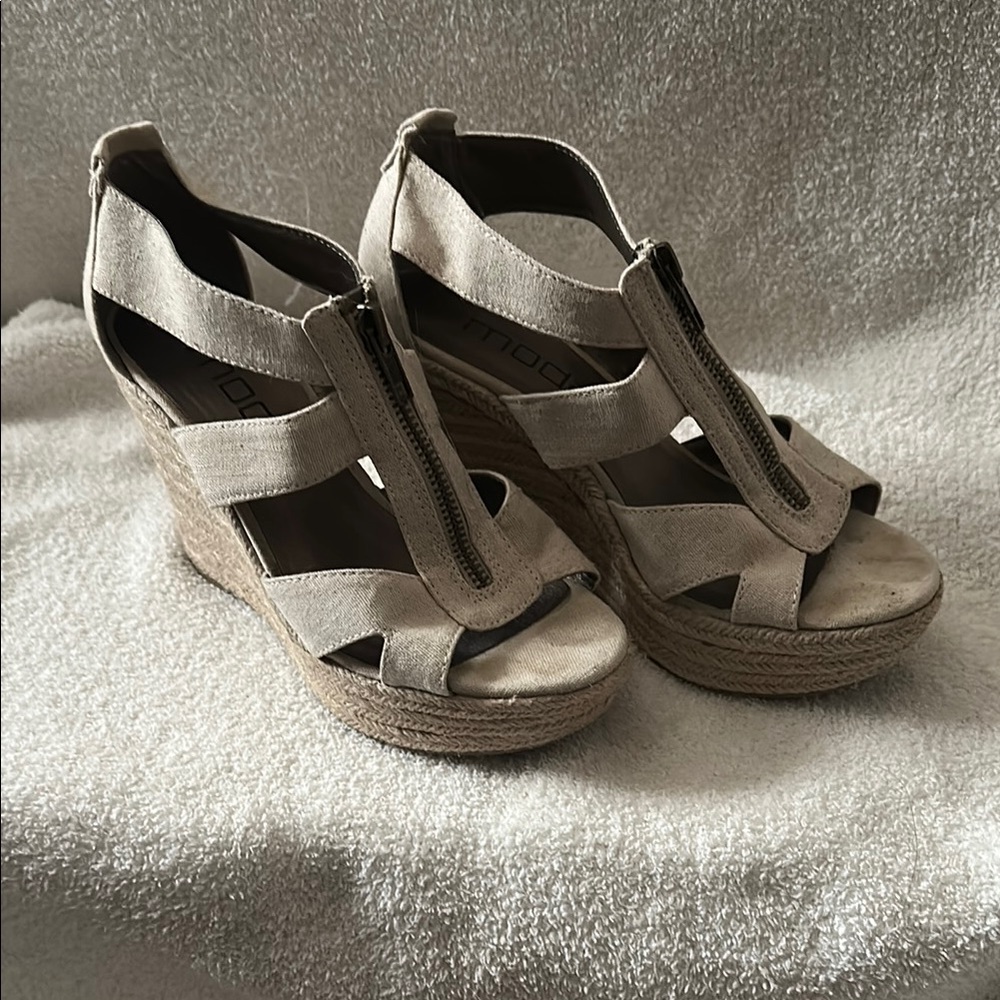 Moda Cream Wedge Sandals with Strappy Design Women’s Size 6 1/2 M